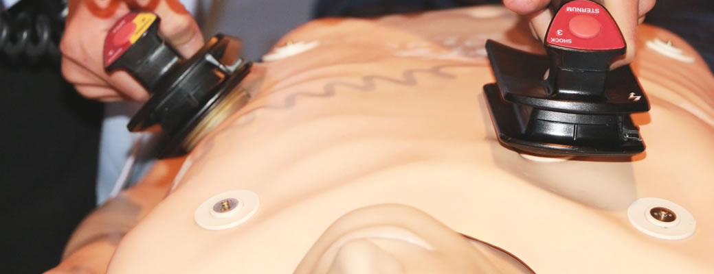 Une urgence cardiaque se présente et un défibrillateur est à votre disposition. Sauriez-vous l’utiliser ? Nous sommes les spécialistes en formation de soins d’urgences, appeler-nous !
